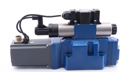 4WRTE16V1-125L-4X/6EG24ETK31/A1M - Пропорциональный быстродействующий распределитель с обратной связью по положению золотника и со встроенным усилителем (OBE), Ду16, A1 = ±10 В, номинальный расход 125 л/мин, схема V1-, каналы управления ET = X и Y - внутр